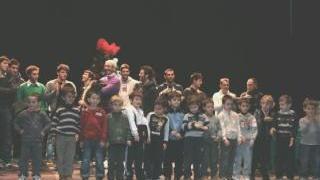 Alcuni baby calciatori ripresi dall’obiettivo di Pierluigi con il calendario 2010 della società. Tantissimi i bambini intervenuti con i genitori alla grande festa degli auguri organizzata al teatro Solvay dal Sei Rose Ha fatto gli onori di casa il presidente biancoblù Silvestro Polzella