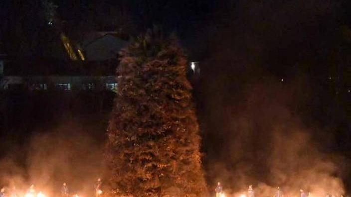 Si accende il falò di S. Nicolò La pira già allestita sul fiume