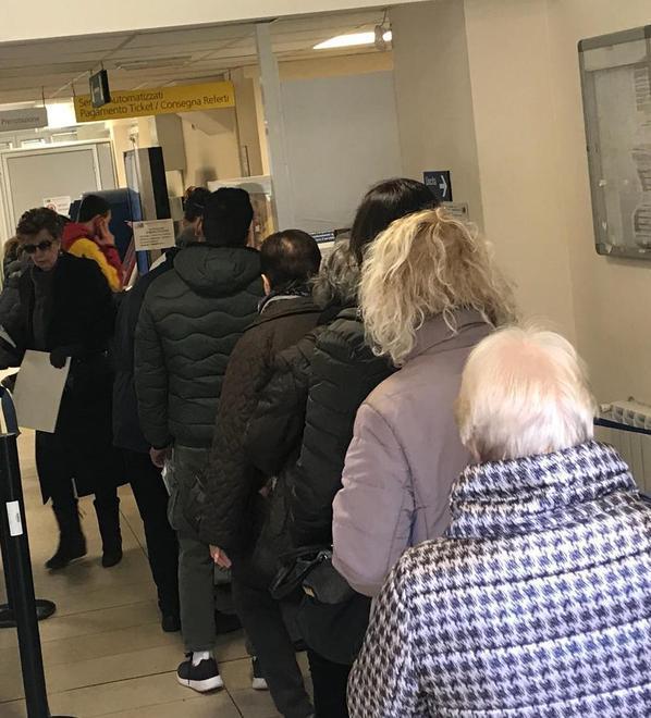 Disagi in ospedale, macchinette rotte e sportelli chiusi: tutti in fila fuori dal poliambulatorio 