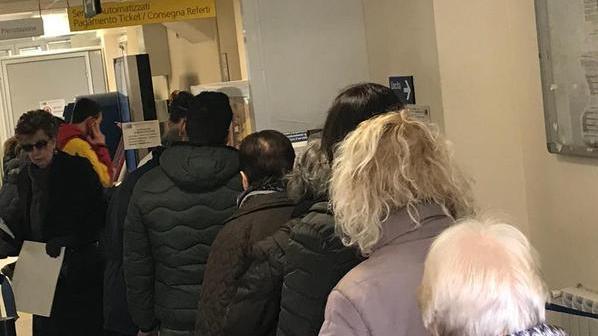Disagi in ospedale, macchinette rotte e sportelli chiusi: tutti in fila fuori dal poliambulatorio