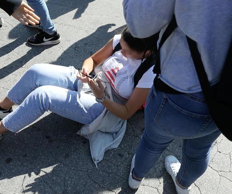 Una ragazza scaraventata in terra nel parapiglia tra studenti alla fermata del bus