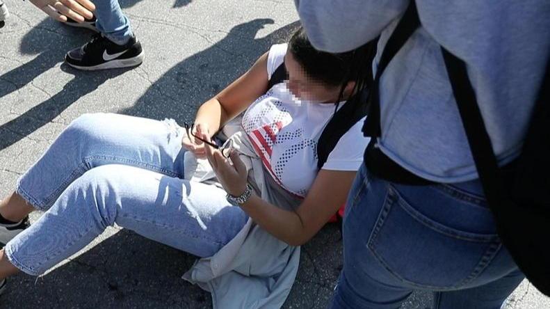 Una ragazza scaraventata in terra nel parapiglia tra studenti alla fermata del bus
