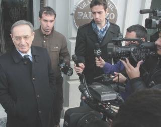 L’avvocato Taormina attorniato da cameramen e fotografi all’Hotel Palazzo