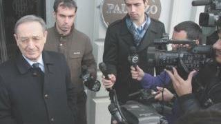 L’avvocato Taormina attorniato da cameramen e fotografi all’Hotel Palazzo