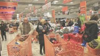 A sinistra, clienti che fanno la spesa all’Ipercoop; a destra, fila alla cassa del discount Eurospin