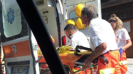Resta sotto al trattore Salvato dal vicino