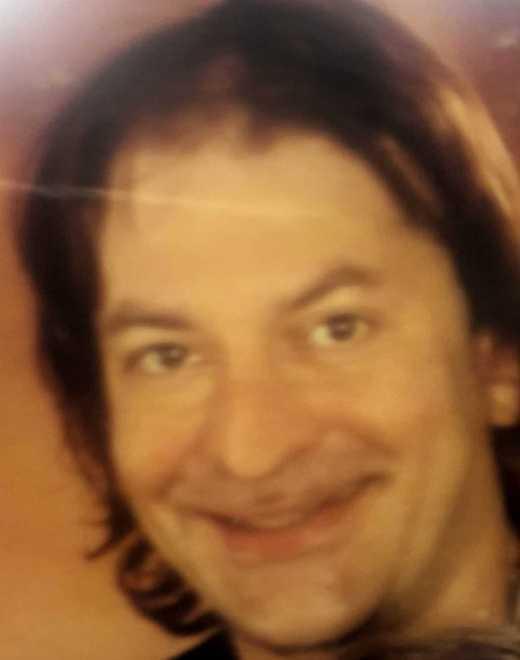 Muore a 49 anni per un infarto Il figlio era corso a cercare aiuto 