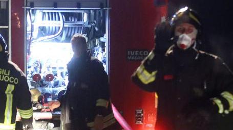 Fiamme dal camino A fuoco tetto di una casa