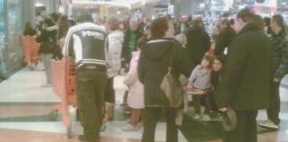 Accanto, da sinistra, la ressa al centro commerciale ieri pomeriggio e anziani all’interno della posta di via Azzati