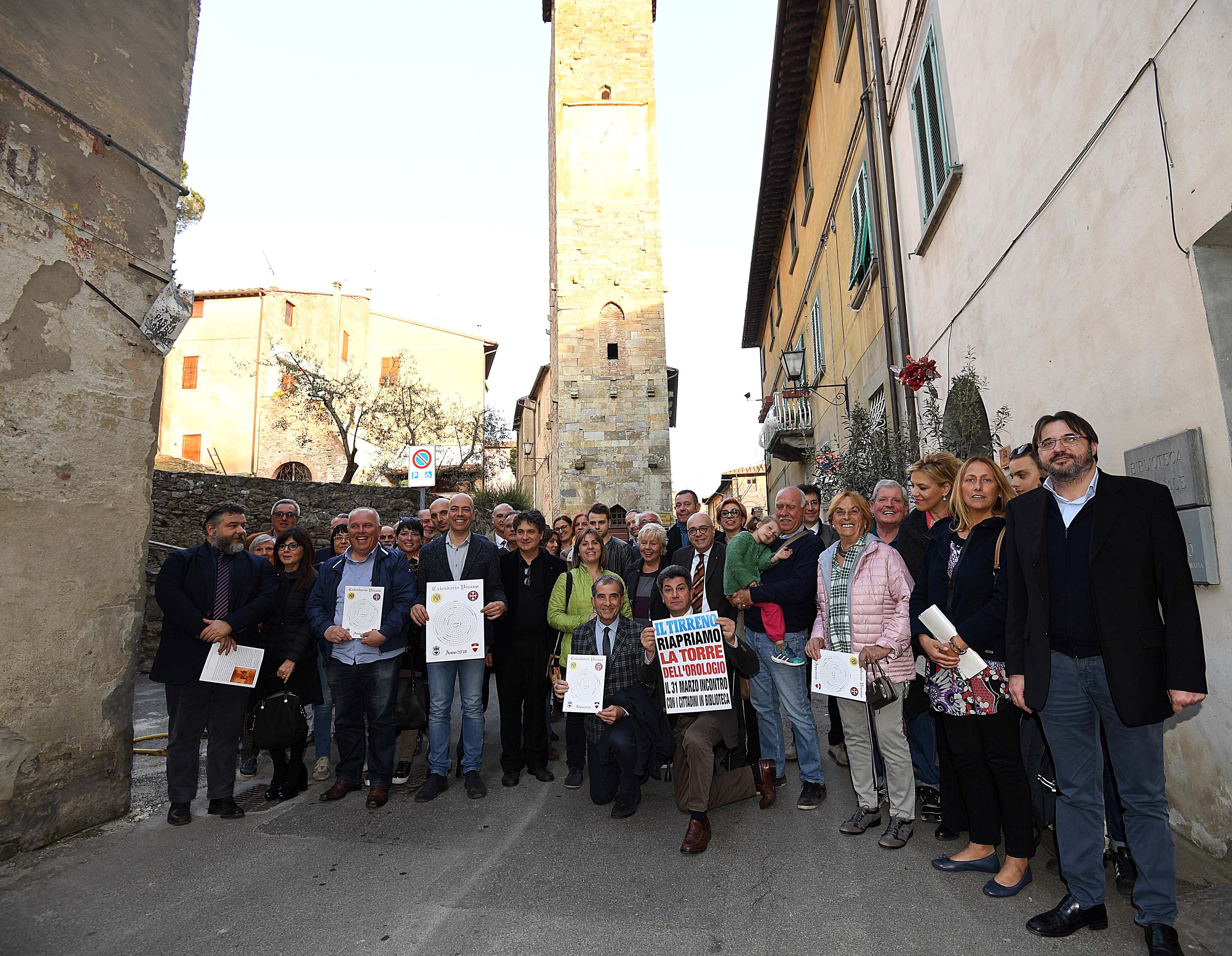 I fan del recupero della Torre dell'Orologio a Vicopisano durante l'iniziativa del Tirreno nel 2017