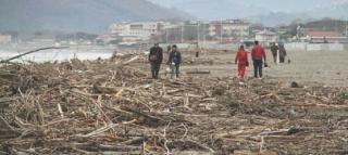 La spiaggia di Marina invasa da tonnellate di rifiuti