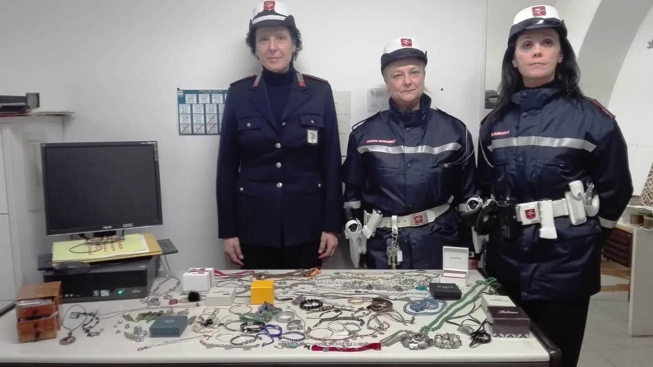Ritrovati gioielli rubati in una casa
