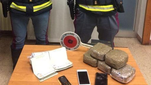 Arrestati in autostrada con 25.000 euro di droga