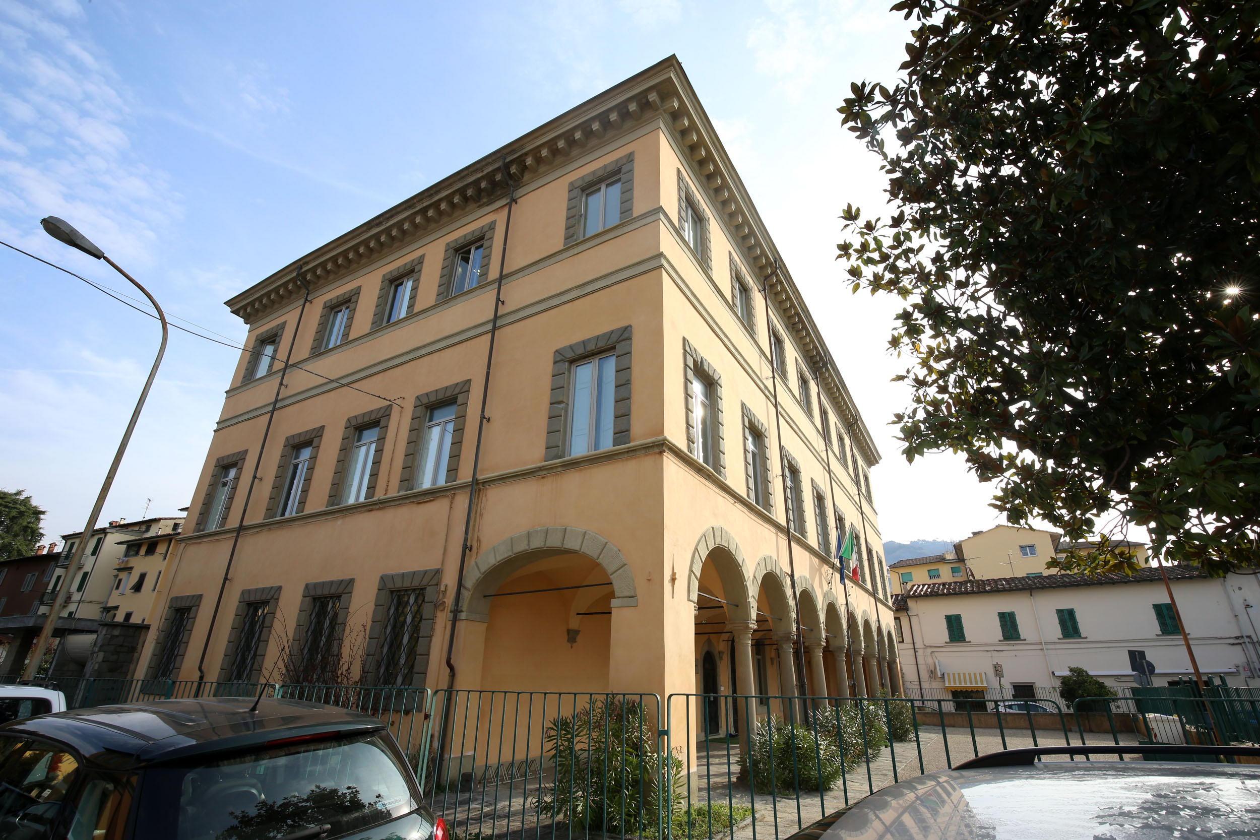 Alunno sospeso perché imita i prof, i compagni lo difendono: "Ma non è offensivo" 