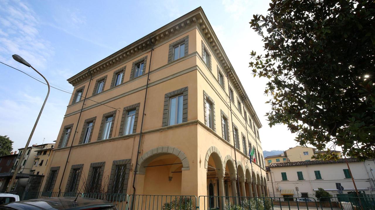Alunno sospeso perché imita i prof, i compagni lo difendono: "Ma non è offensivo"