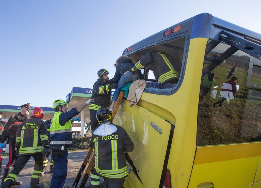 Modena. Nuova Estense Il capo dei vigili: «Così abbiamo estratto dal bus tutti i ragazzi» 