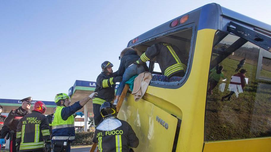 Modena. Nuova Estense Il capo dei vigili: «Così abbiamo estratto dal bus tutti i ragazzi»