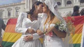 Una coppia di donne appena unite in matrimonio