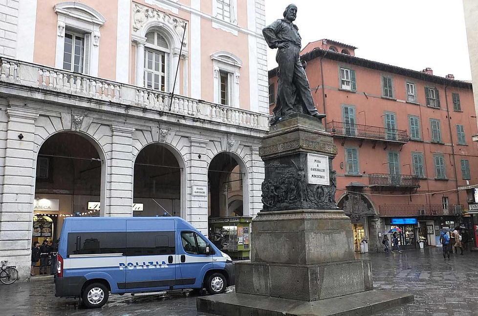 Coltelli e sangue in piazza Garibaldi: regolamento di conti per lo spaccio 