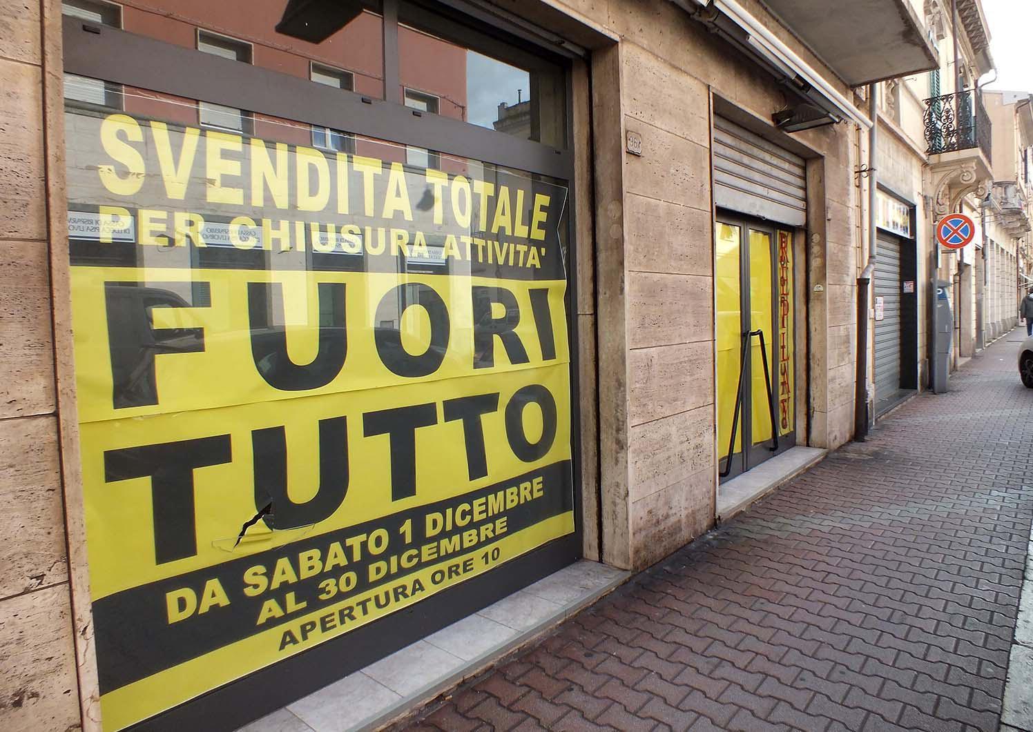 Svendita totale al negozio Replay (foto Paolo Barlettani)