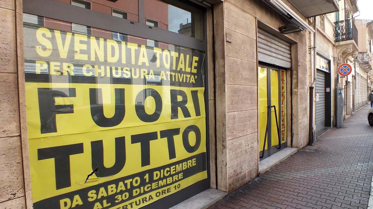 Svendita totale al negozio Replay (foto Paolo Barlettani)
