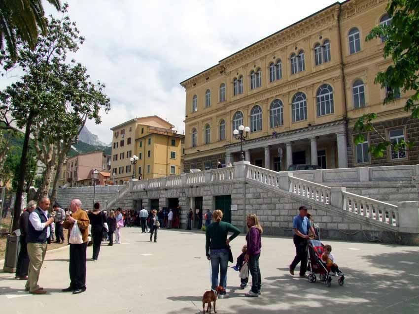 Al Saffi Caldaia rotta, ma il guasto non si trova: bimbi delle elementari a scuola al freddo