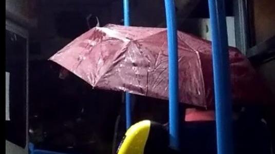 Sull’autobus con l’ombrello: ancora disagi in Versilia - Video