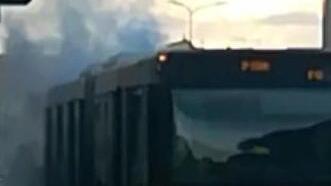 Fiamme sul bus dei pendolari Traffico in tilt ma nessun ferito