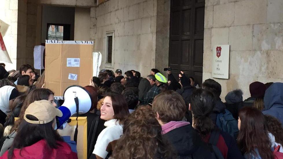 «Scuole sicure», tensione sotto il Comune al corteo degli studenti