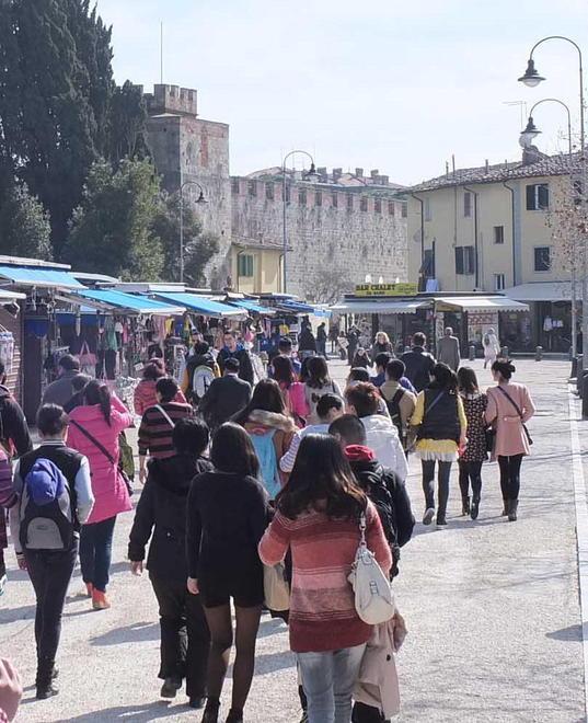Conti: bancarelle in largo Griffi E Confcommercio si ribella 