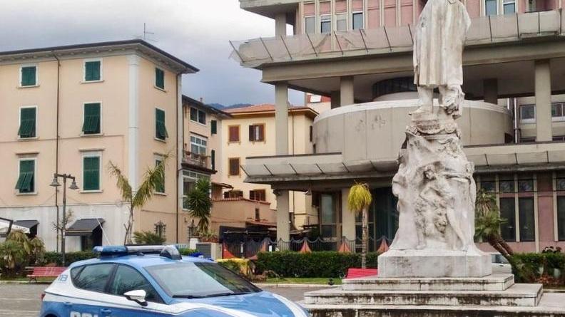 Rompe il finestrino e cerca di rubare dentro una macchina