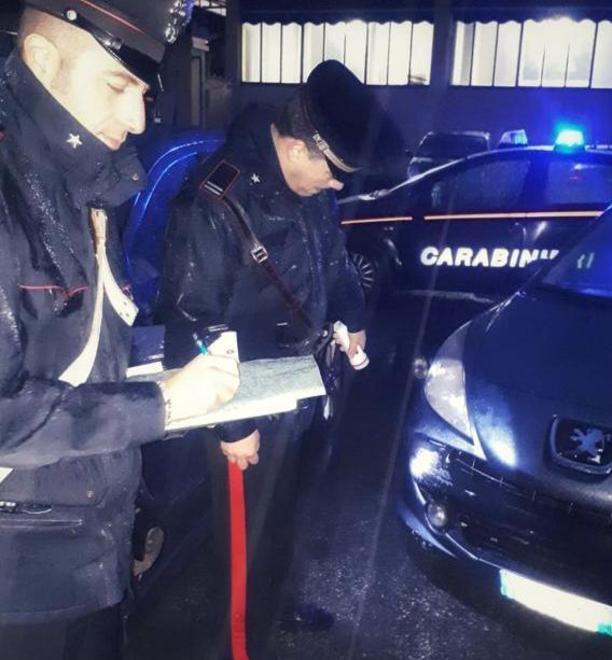 Litigano per una donna e lui prova a investirlo in auto 