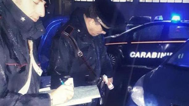 Litigano per una donna e lui prova a investirlo in auto