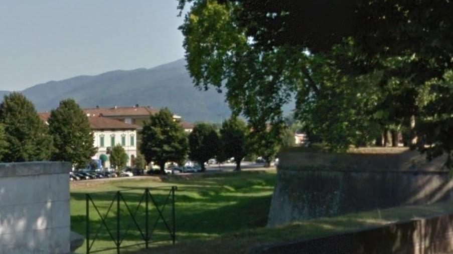 Le barriere inguardabili che sfigurano il monumento