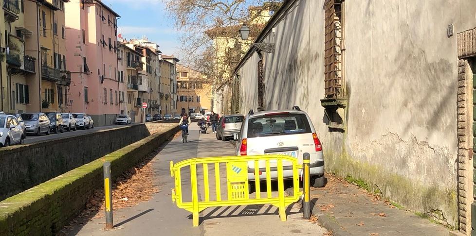 «Inutili i piolini della Ztl Spostare il varco verso porta Elisa»
