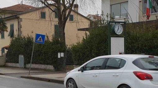 Pedoni e alunni a rischio davanti alla scuola Il sindaco ignora le firme