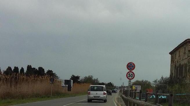 Pista ciclabile ko lavori di manutenzione alla recinzione di legno