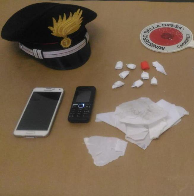 Giovane donna arrestata insieme al compagno per spaccio di cocaina