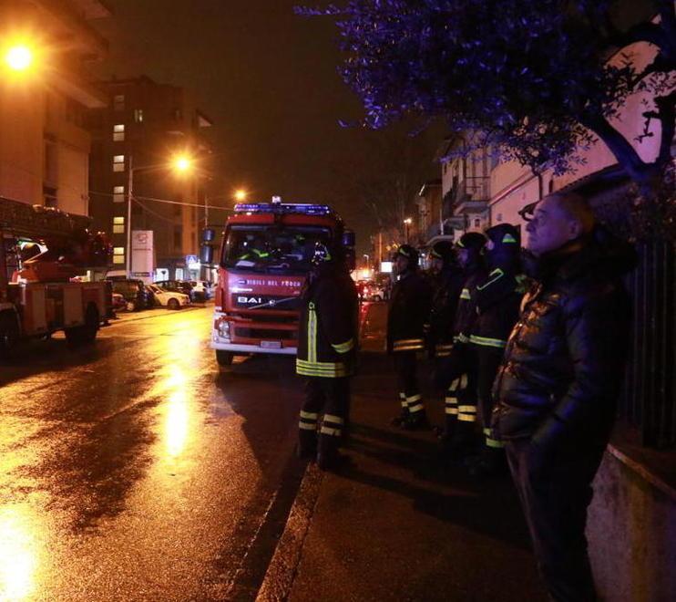 Sfrattato, minaccia di buttarsi dal terrazzo e gli danno una proroga 