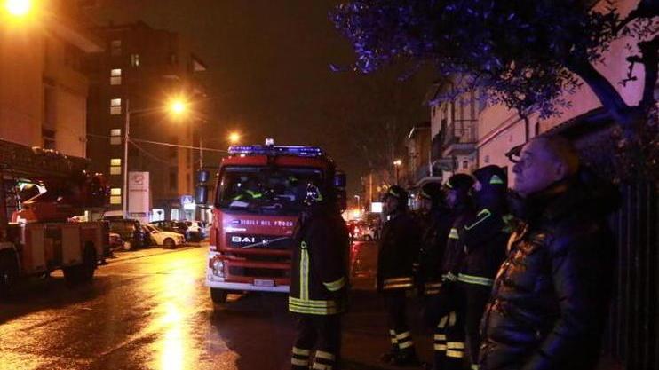 Sfrattato, minaccia di buttarsi dal terrazzo e gli danno una proroga