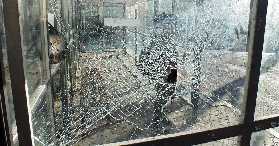 Vandali al capolinea dei bus