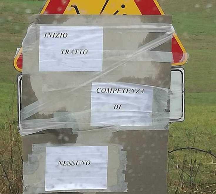 «Tratto di competenza di nessuno» Aquilaia ko, spunta cartello ironico