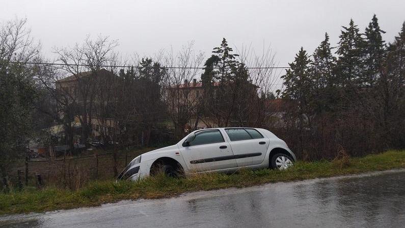Dopo le Lamborghini un’altra auto in fossa