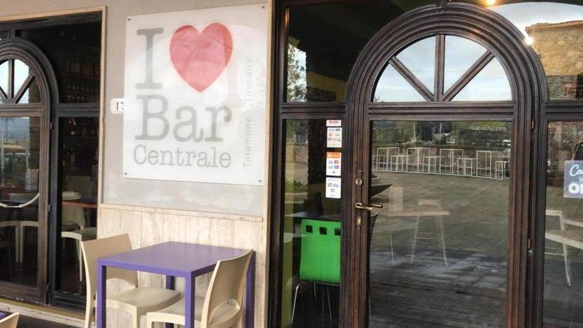 Vandali incollano le tre serrature del Bar Centrale