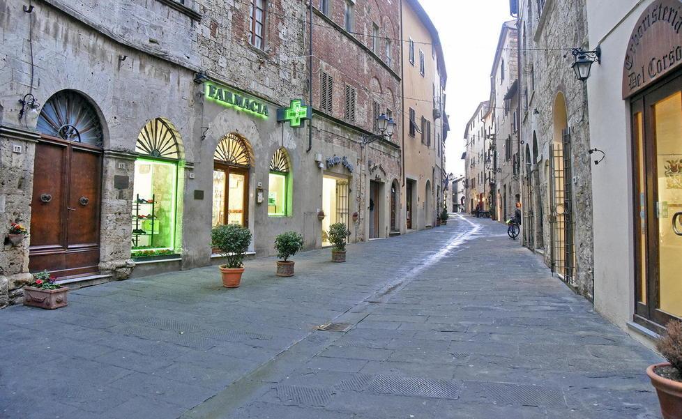 «Il vostro corso è deserto» Tra i commercianti parte il botta e risposta al veleno 