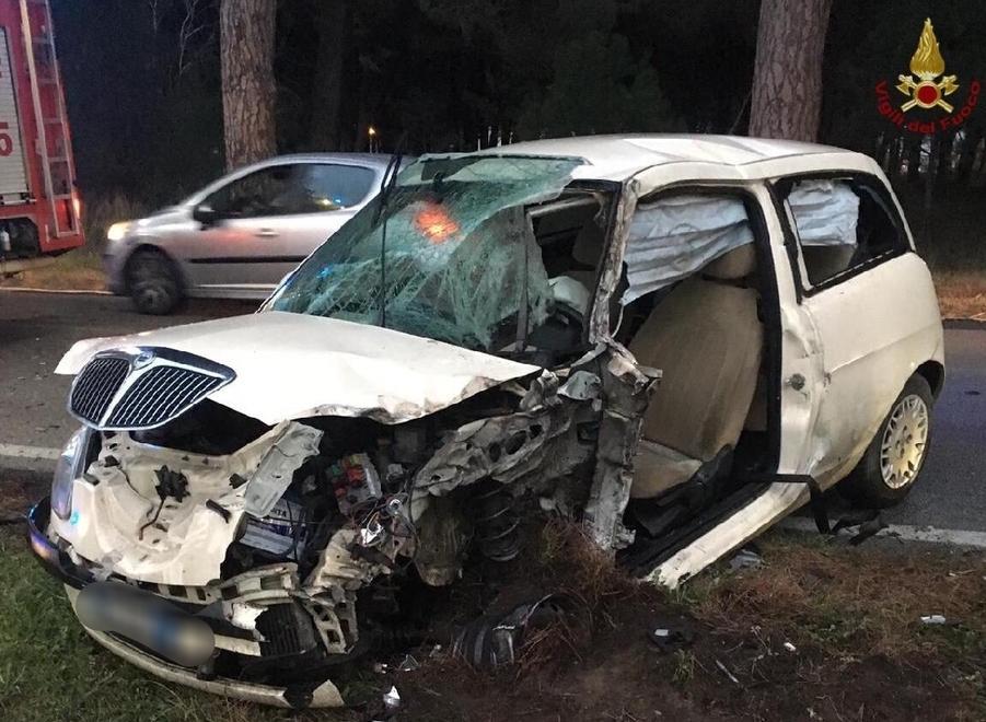 Frontale auto-camion davanti a Camp Darby Due in ospedale