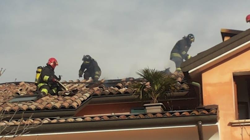 Fiamme sul tetto di un attico occupato da ingegnere Ferrari 