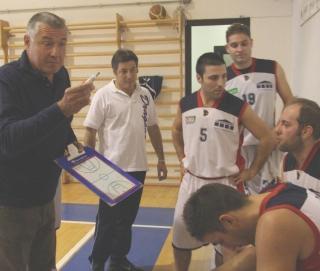 Coach Bini durante un time out con i ragazzi della Minorconsumo.it