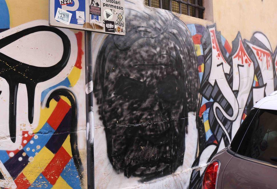Il murales di Sylvester sfregiato da un vandalo fa indignare i reggiani 