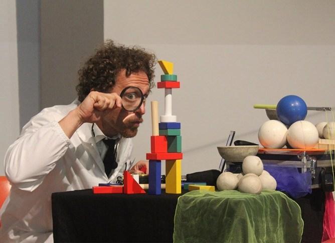 “Il giocoliere della scienza” fa i suoi numeri a Ospizio 
